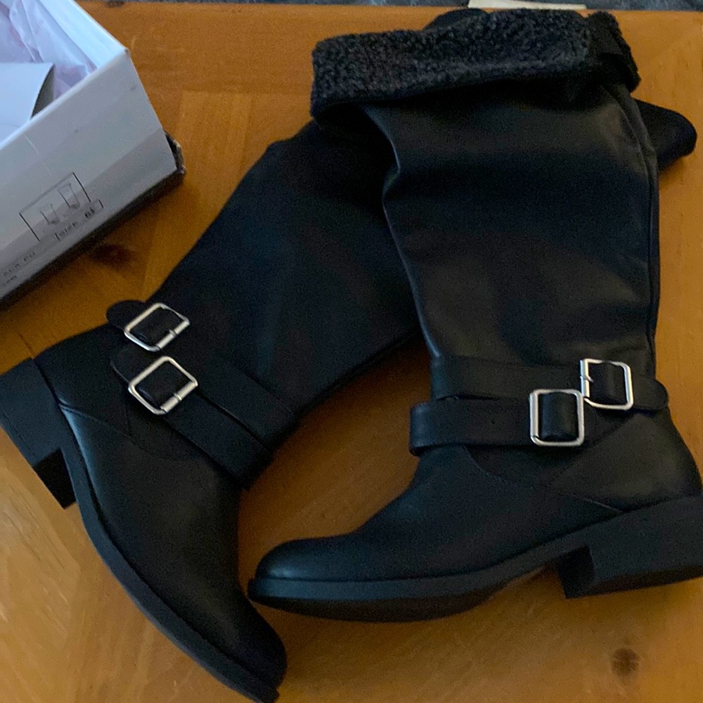 Brand new, never worn pair of black, riding boots that roll down with fleece.